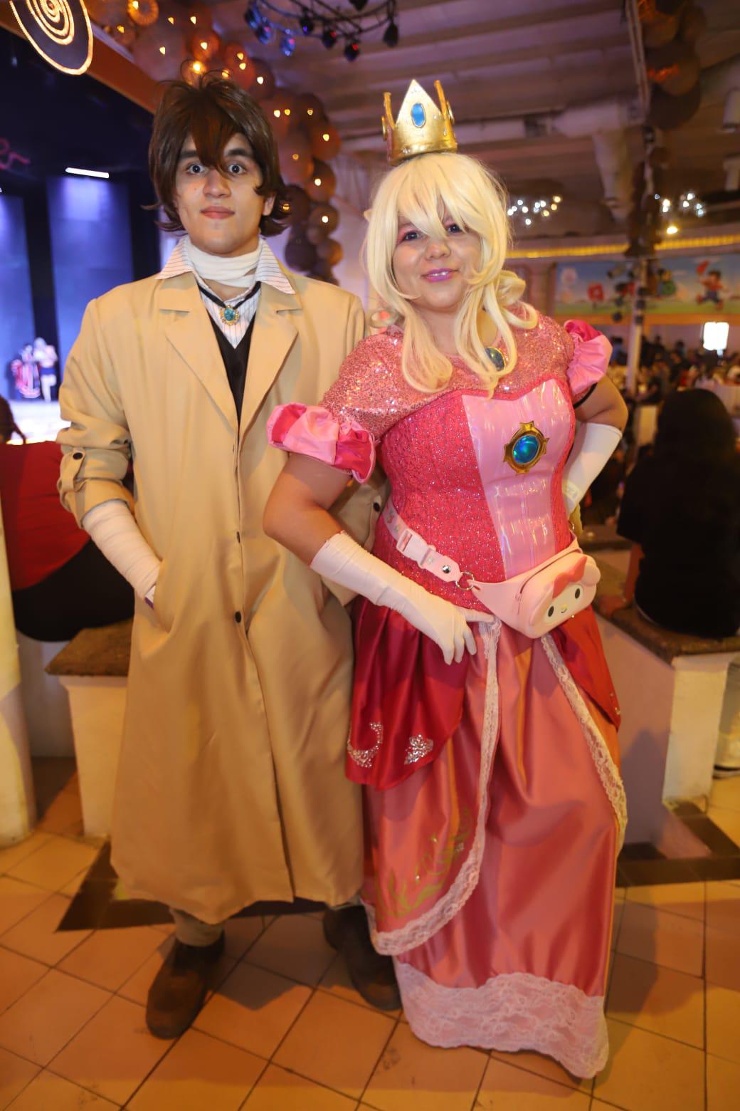 $!Alejandro Velarde (Shikabone) y Marla Meza (Princesa Peach).