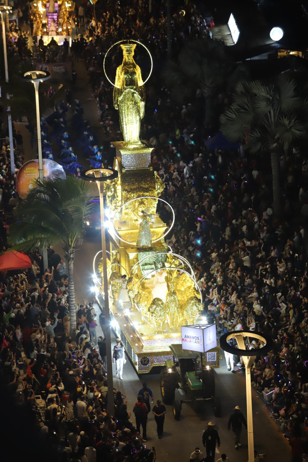 $!Más de 500 mil personas llenan el malecón en el primer desfile del Carnaval de Mazatlán 2026