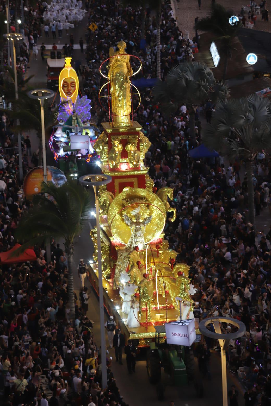 $!Anahí I, Reina del Carnaval Internacional Mazatlán 2026 saludó a miles de espectadores desde lo alto de su carroza real, una catedral itinerante de luz y sonido.