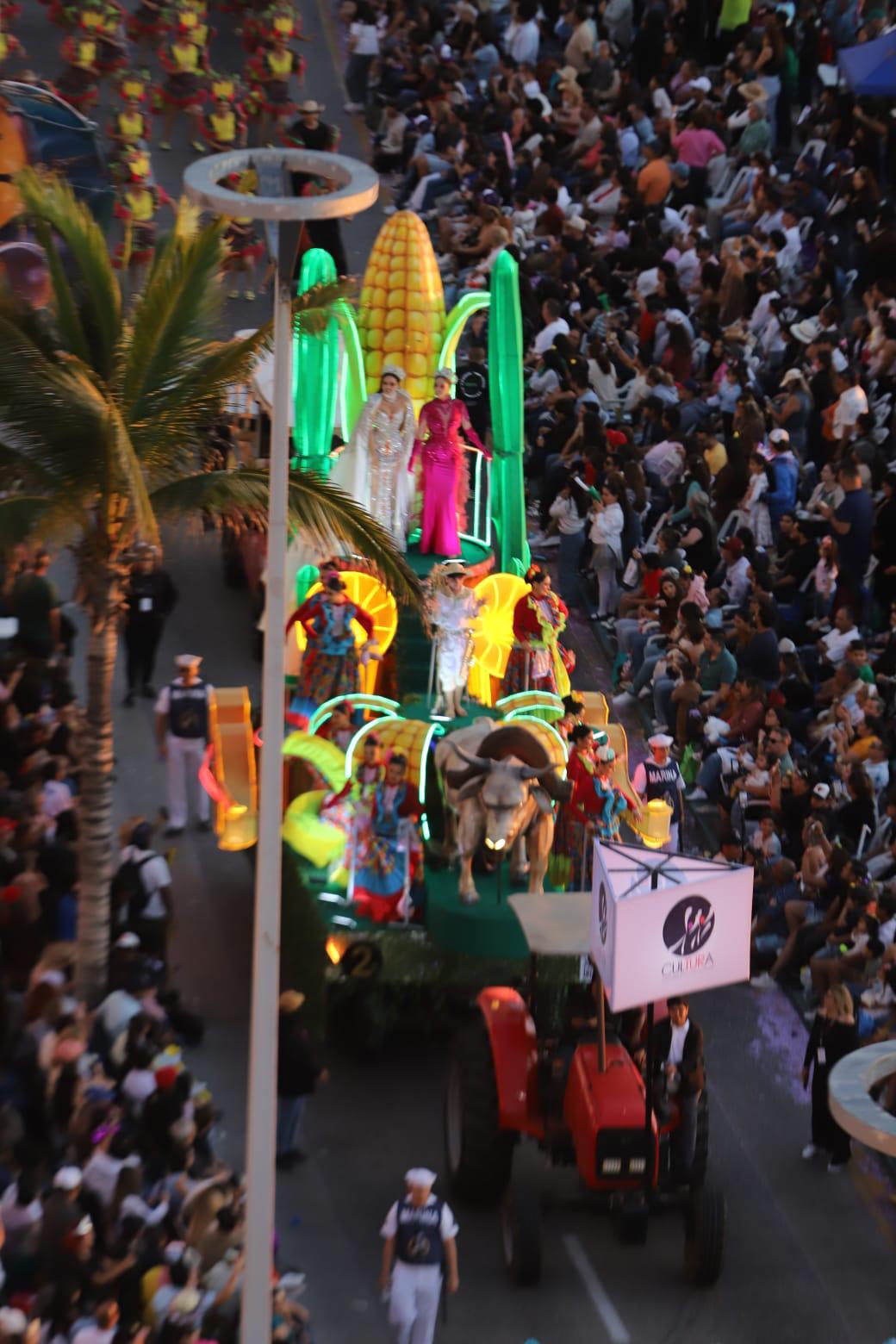 $!Más de 500 mil personas llenan el malecón en el primer desfile del Carnaval de Mazatlán 2026