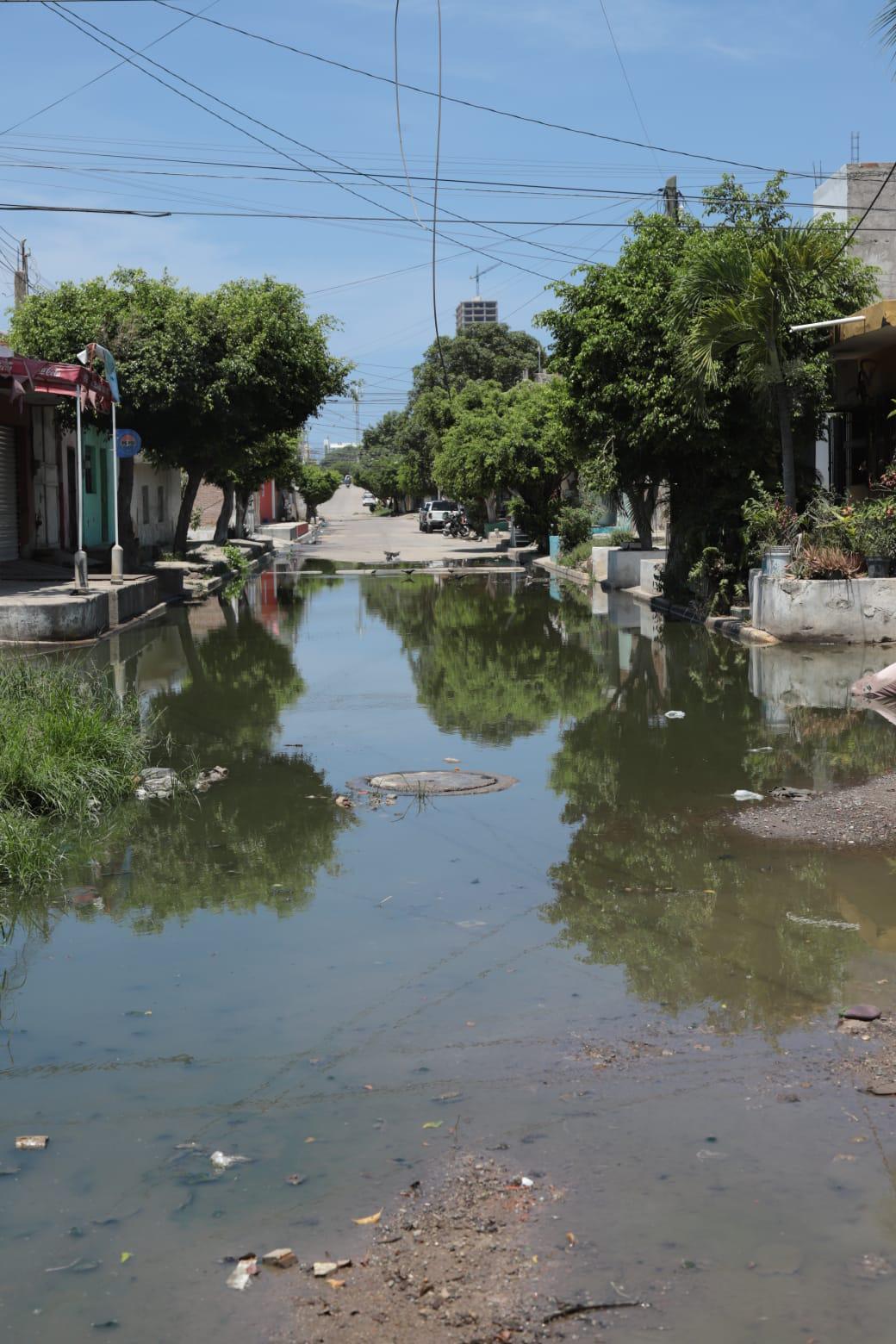 $!Viven vecinos de la colonia Independencia, en Mazatlán, entre grandes charcos de aguas negras