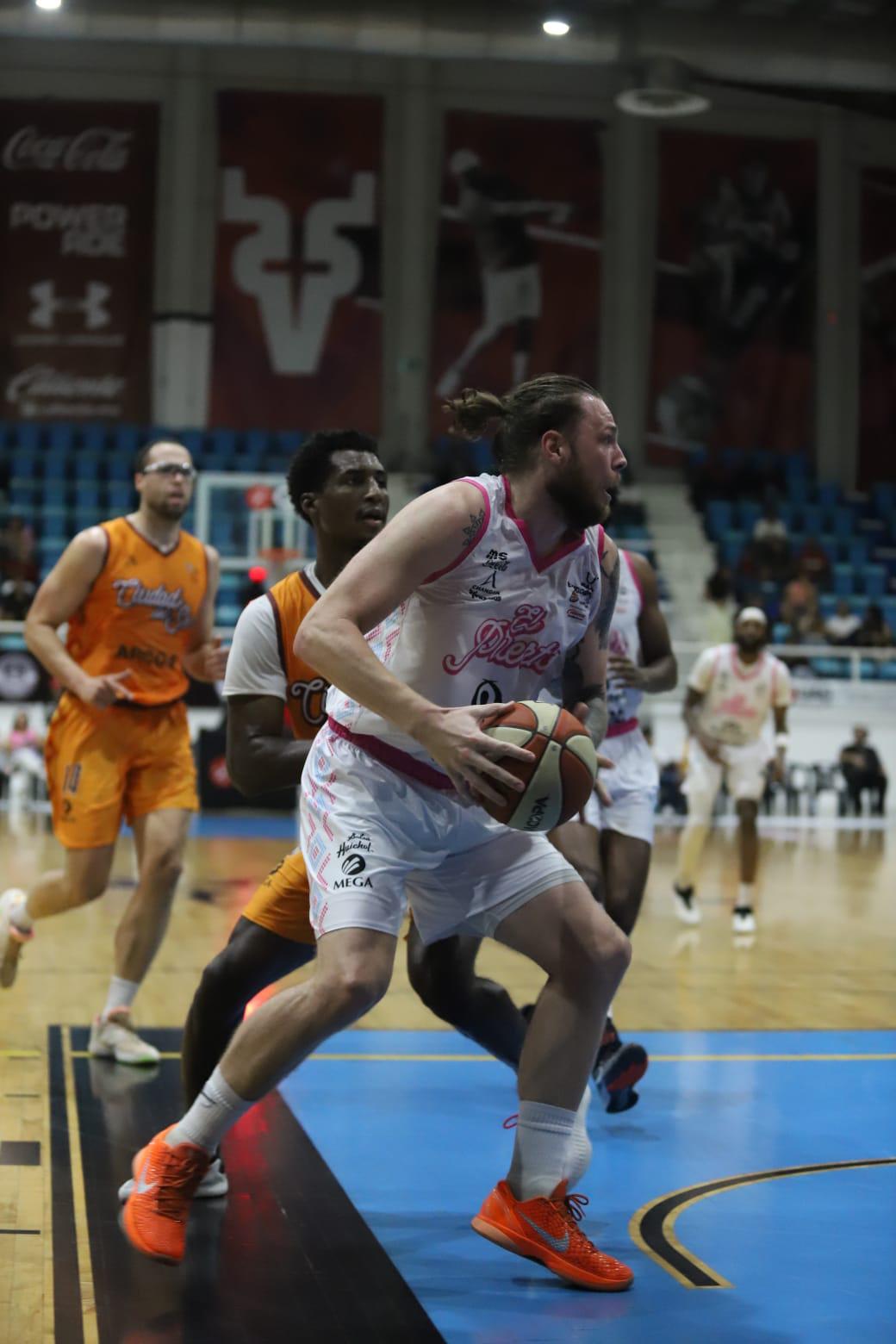 $!Venados Basketball liga triunfos en inicio de serie en el puerto