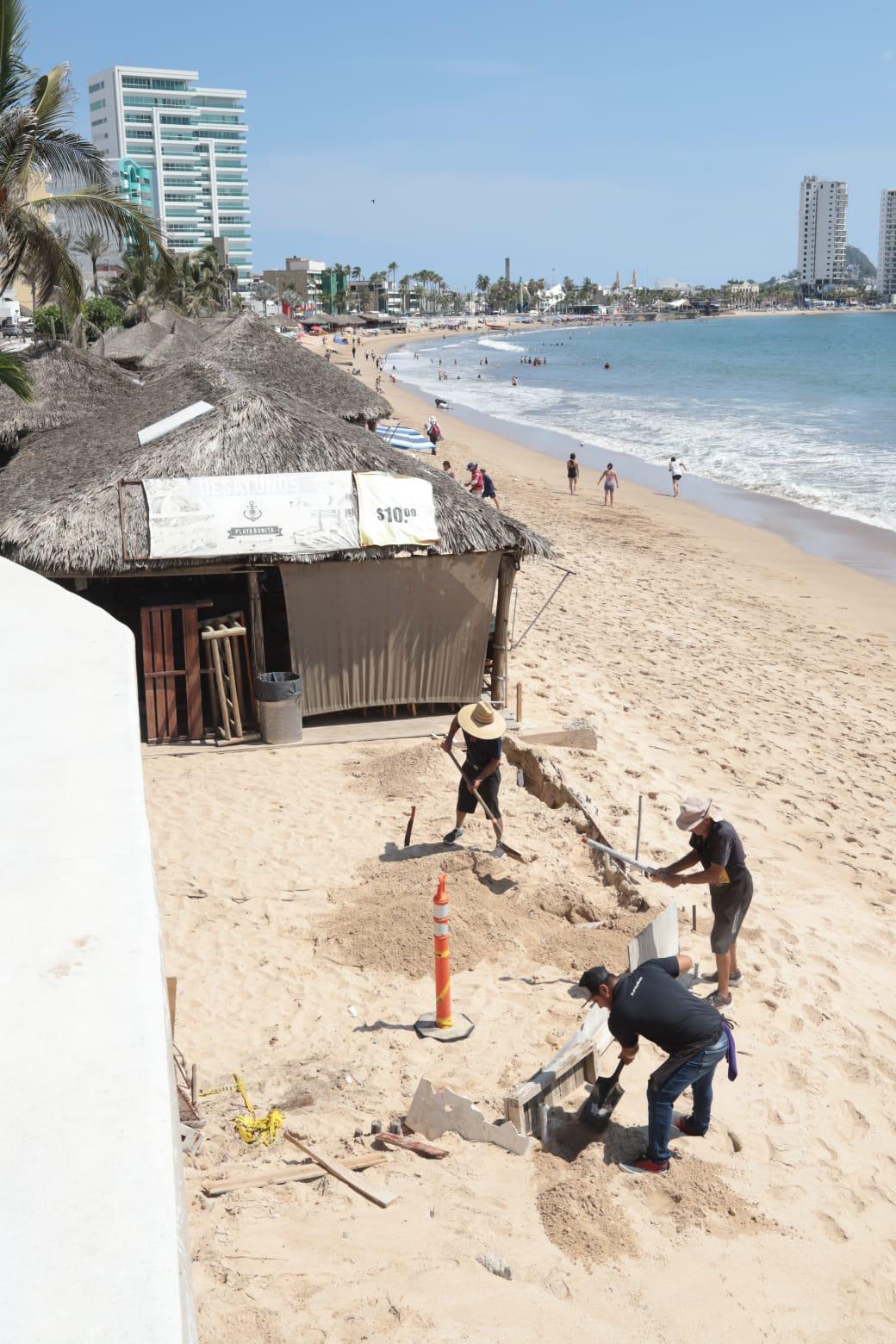 $!Denuncian expansión hormiga de palapas en playas de Mazatlán