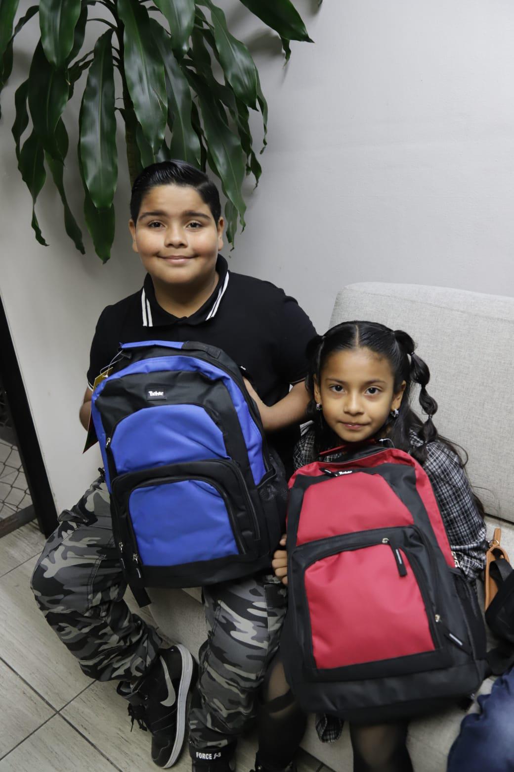 $!Entregan Reyes Magos mochilas nuevas a un grupo de niñas y niños afortunados