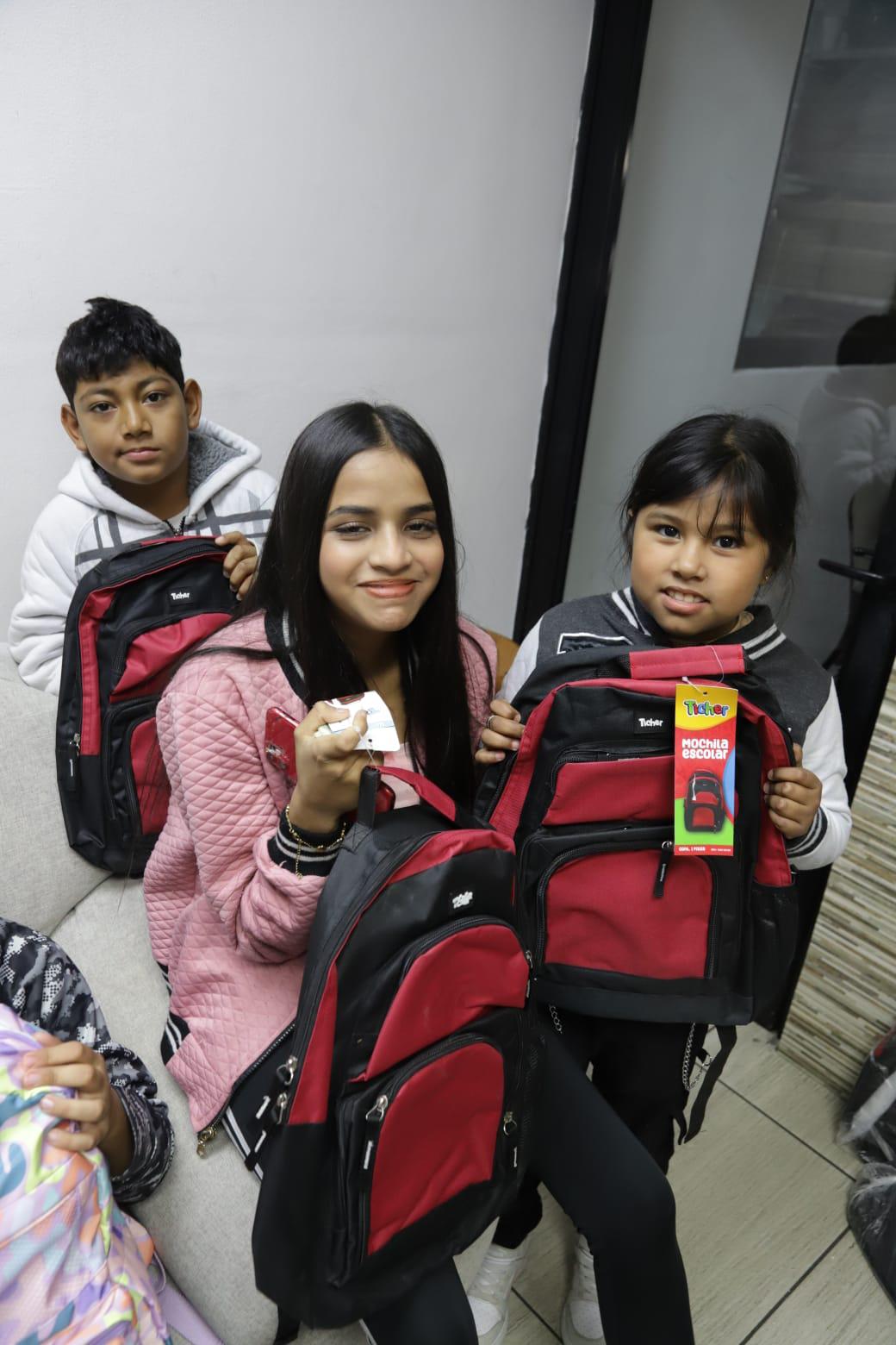 $!Entregan Reyes Magos mochilas nuevas a un grupo de niñas y niños afortunados