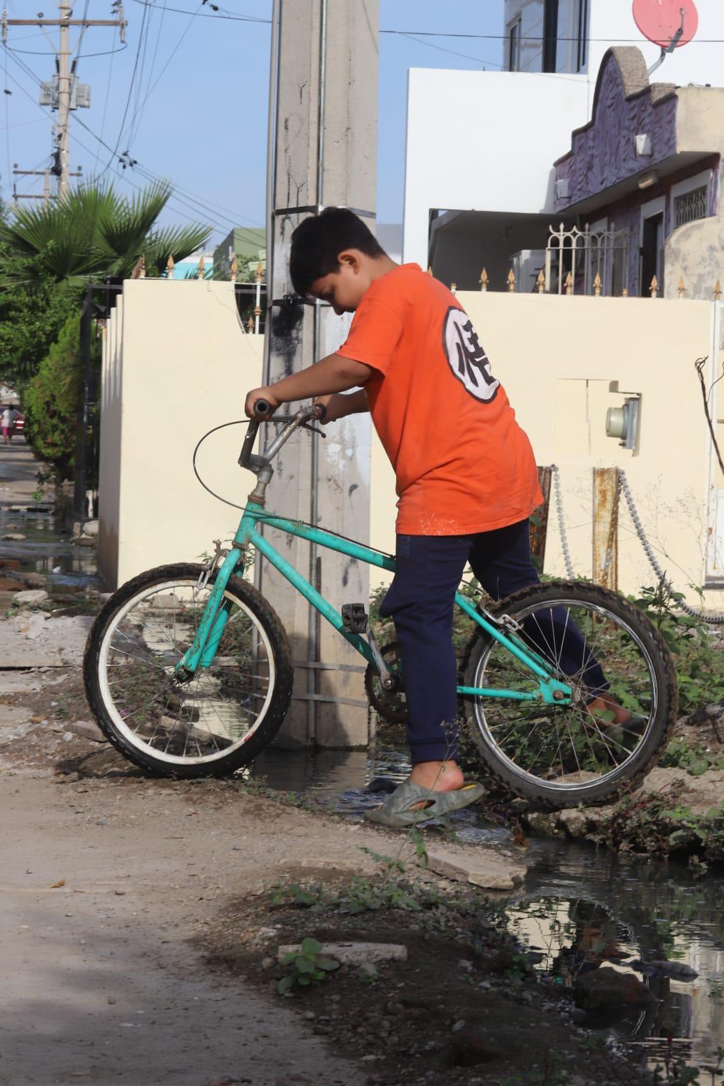 $!Pestilentes fugas ahogan a vecinos del Infonavit Jabalíes, en Mazatlán