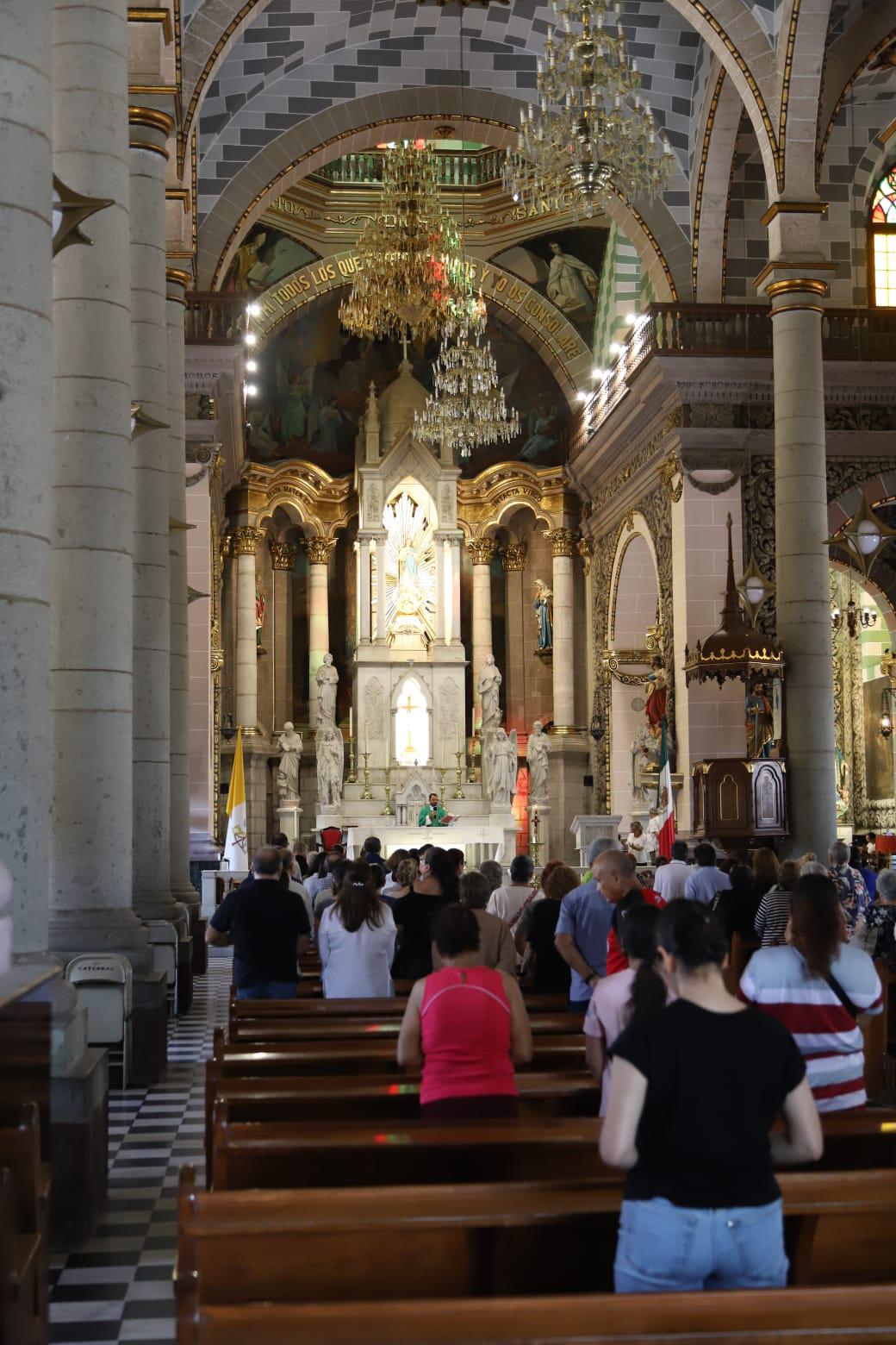 $!En Mazatlán, la misa del Día de Muertos llama a reconciliarse y honrar a los difuntos