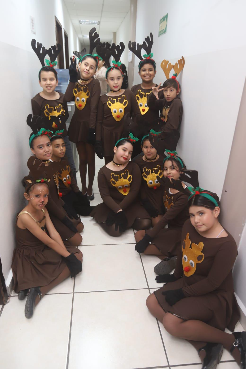 $!Alumnos de Quinto Grado “A” representaron a Los renos, contagiando al público del espíritu navideño.