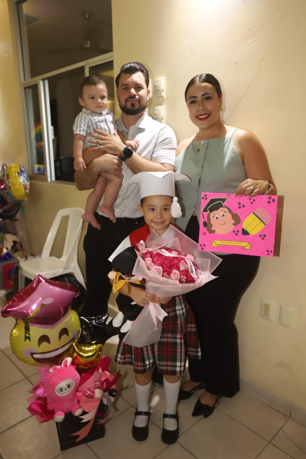 $!Valentina entre sus papás Jaqueline Sandoval y Abel Ortiz, y su pequeño hermano, Abel.