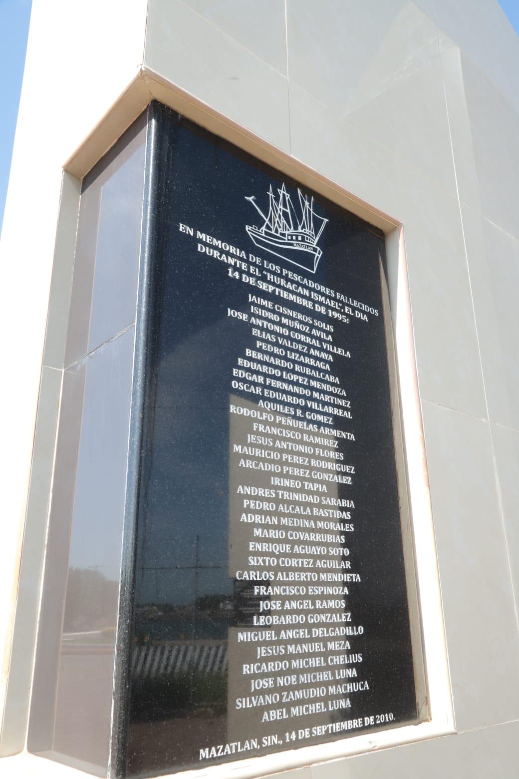 $!Llevan ofrendas a la Virgen de La Puntilla previo a los 50 años del huracán Olivia