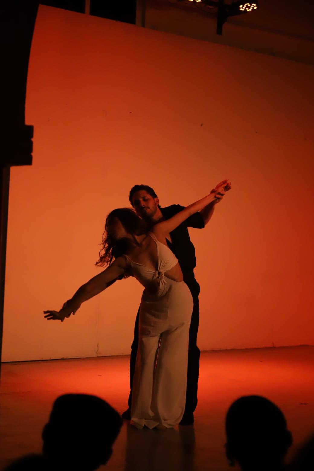 $!Integrantes de la Compañía de Ballet Clásico de Mazatlán estuvieron presentes en el evento recaudatorio.