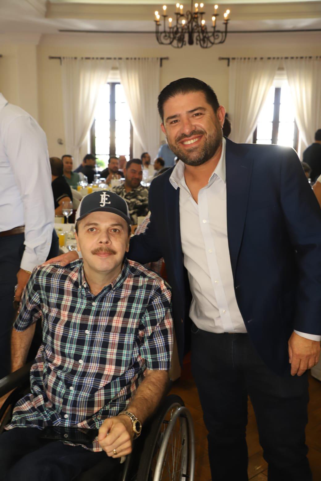 $!El cantante Joel Elizalde acompaña a Sergio Lizárraga en su conferencia sobre su trayectoria como empresario y productor musical.