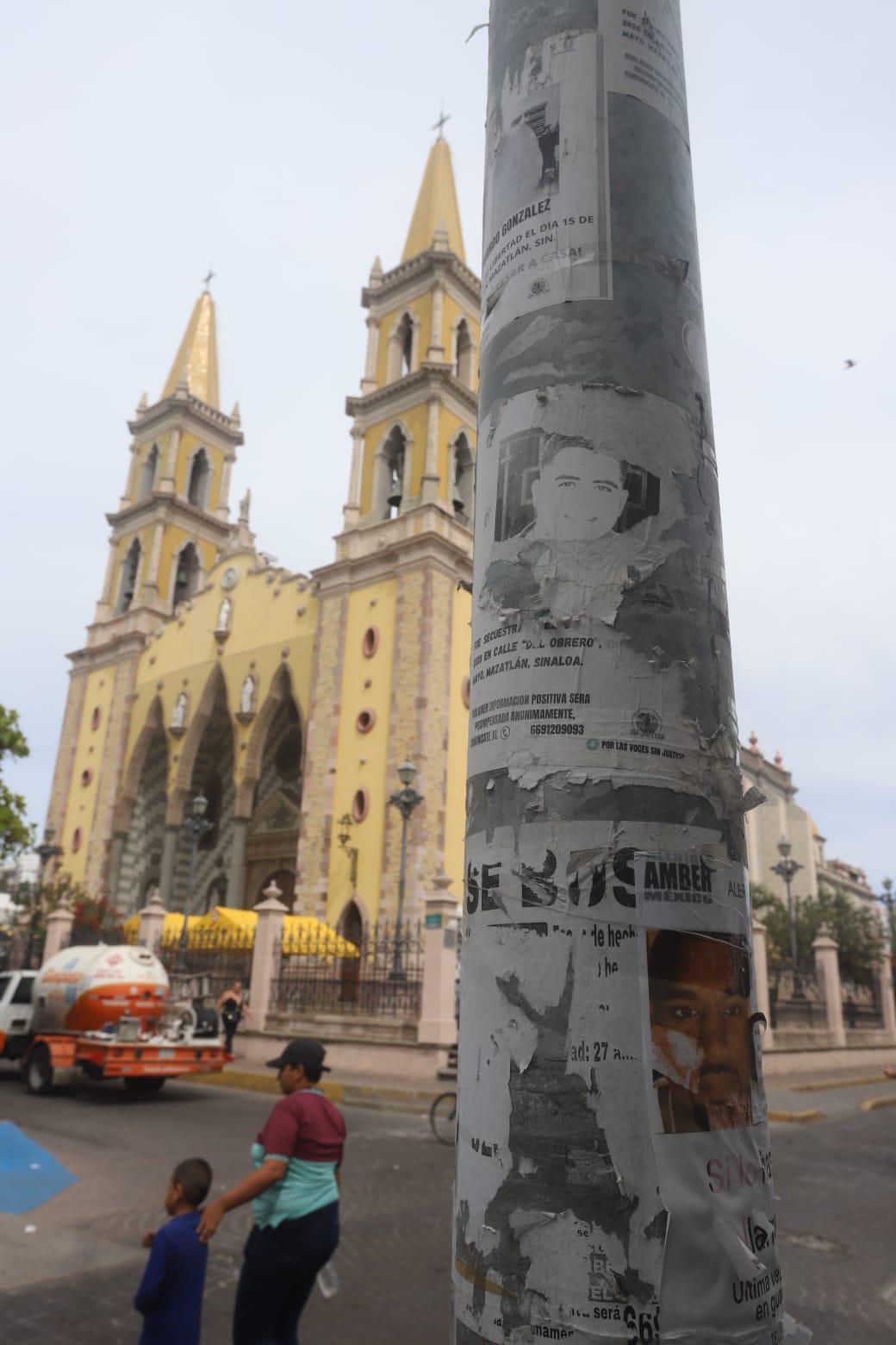 $!Ven ‘normal’ carteles de personas desaparecidas en calles y avenidas de Mazatlán