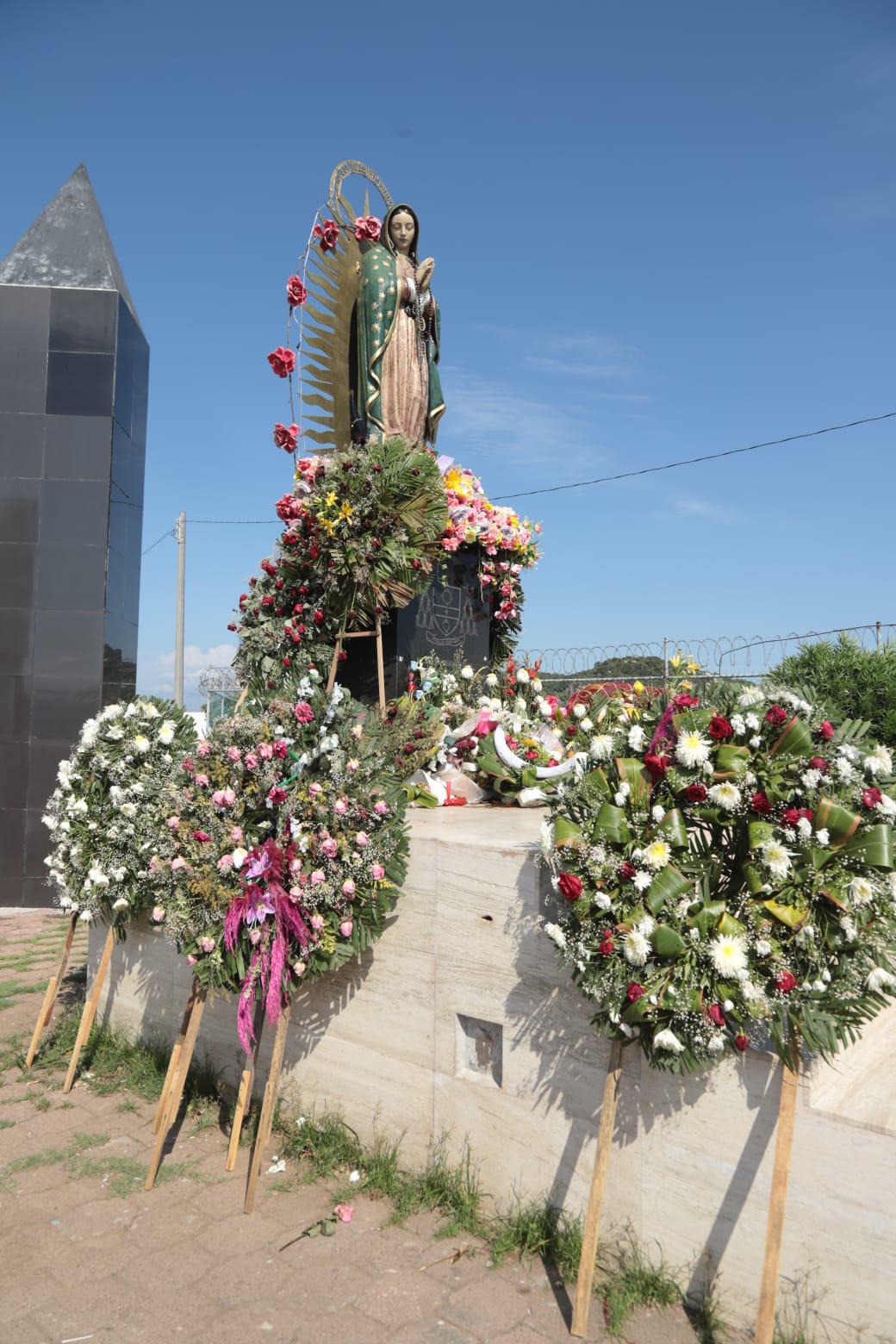 $!Llevan ofrendas a la Virgen de La Puntilla previo a los 50 años del huracán Olivia