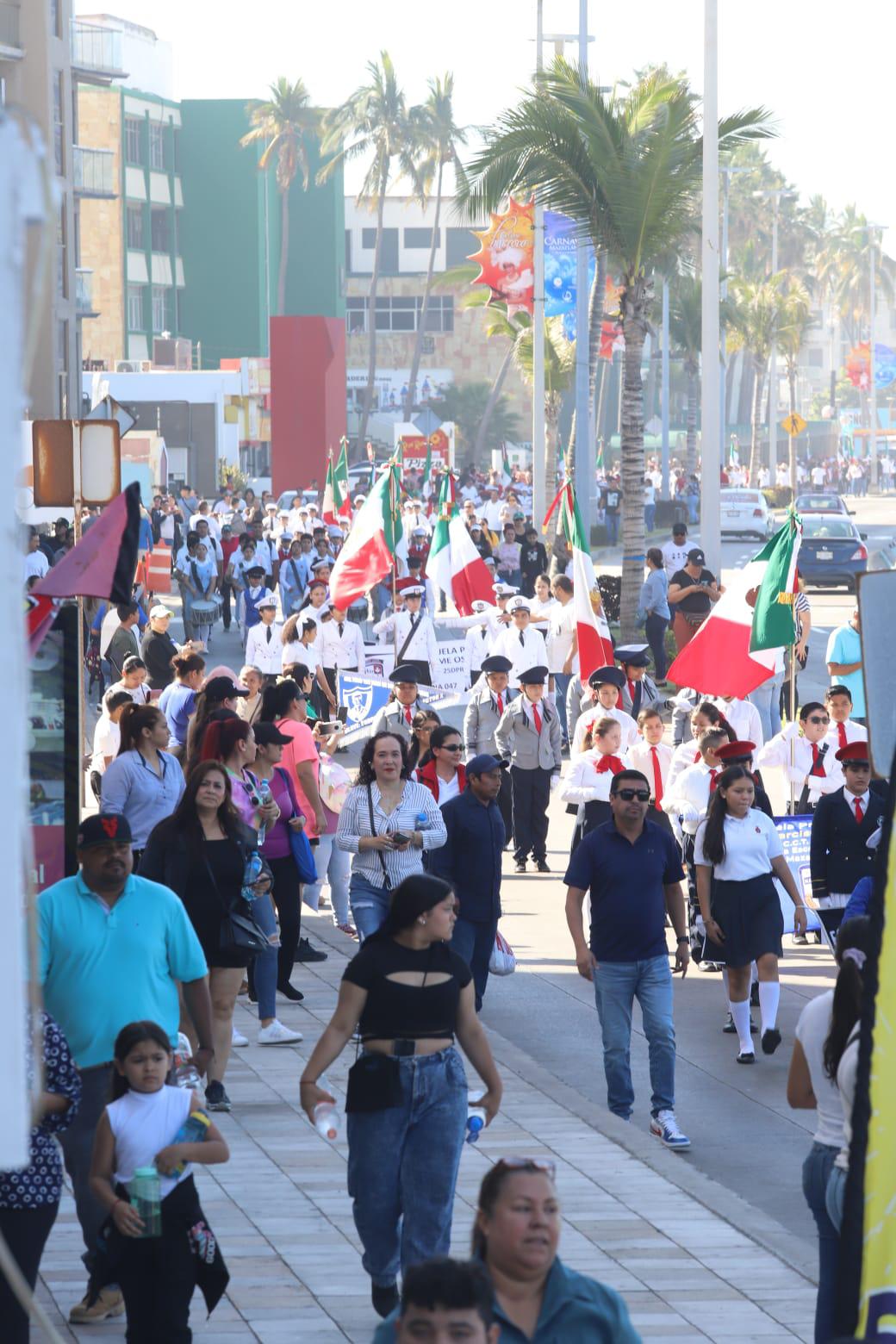 $!Se viste Avenida del Mar de tricolor por desfile de escoltas de Bandera