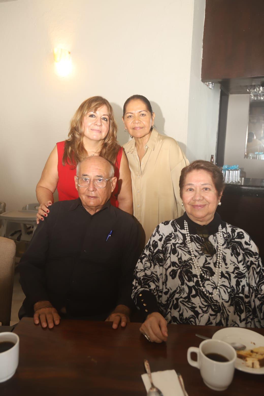 $!El Padre Amador entre Lulú de Ochoa, Velia de Zataráin, y Rosita de Humbert.
