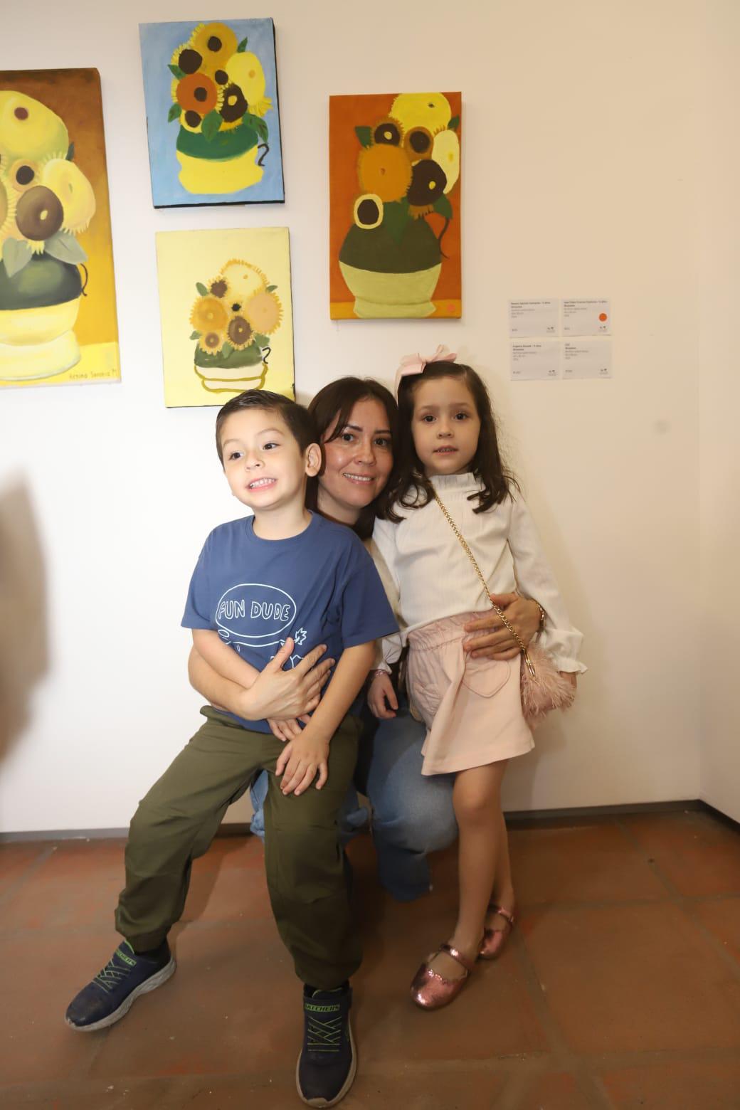 $!Guadalupe Camacho con los niños Alonso Salmón y Renata Salmón.