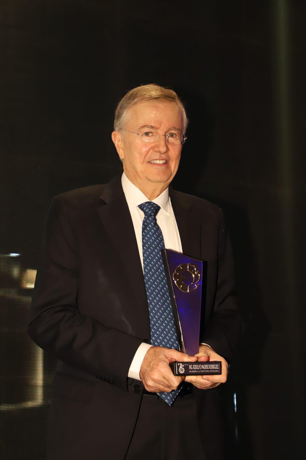 $!Rodolfo Madero Rodríguez con su galardón.