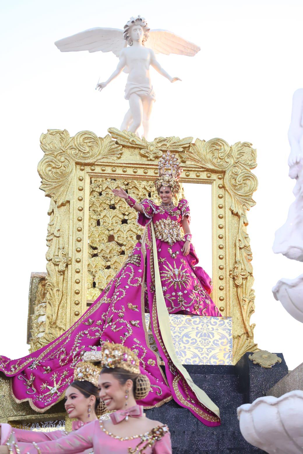 $!Carolina Ruelas, Reina del Carnaval de Mazatlán 2024, encabezó el desfile de la fiesta “Eclipse Barroco”.