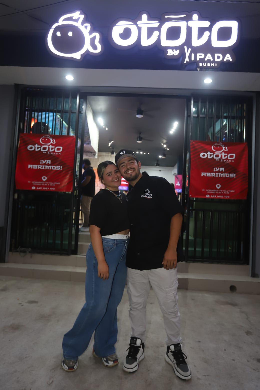 $!Daniela y Rodolfo feliz en la inauguración de su negocio.