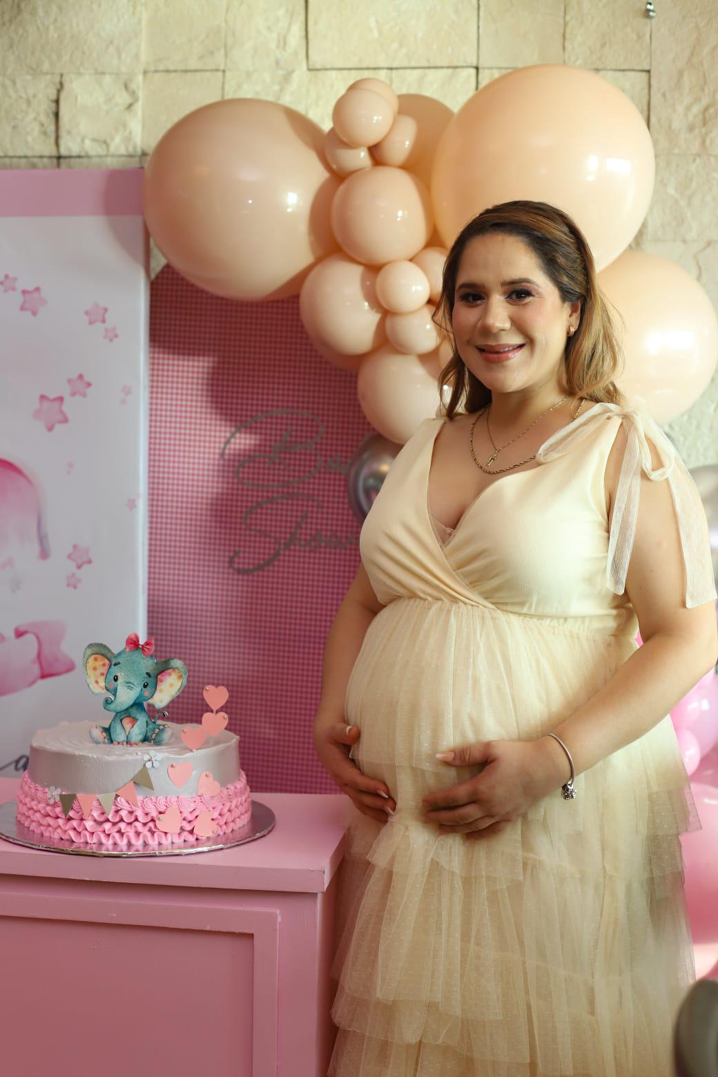 $!Estela Zataráin en la dulce espera de Regina.