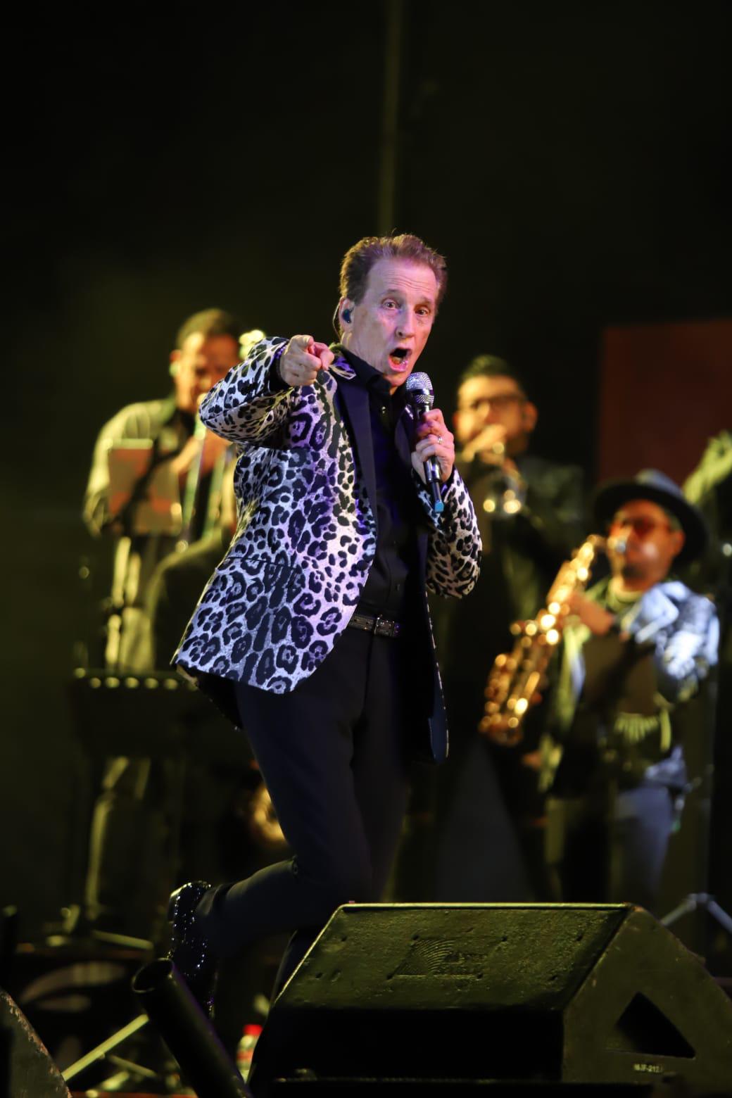 $!Conquista Emmanuel y Alexander Acha al público de la Coronación de Carolina III