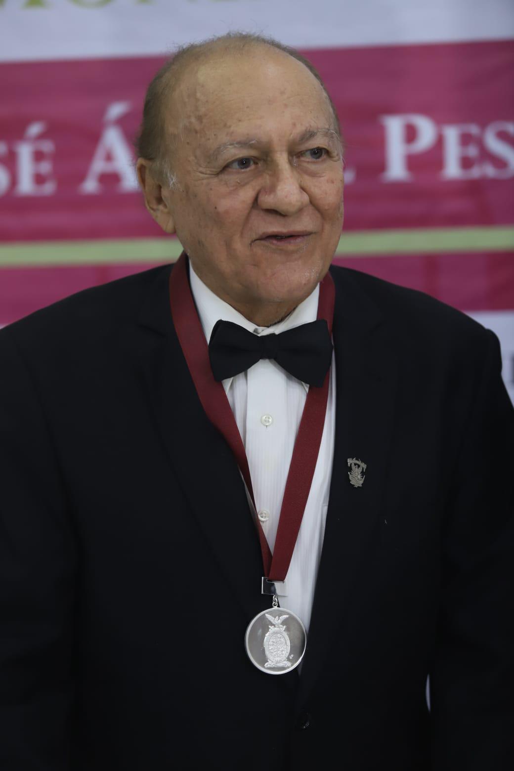 $!José Ángel Pescador Osuna es nombrado miembro emérito del Colegio de Sinaloa en emotivo homenaje en Mazatlán