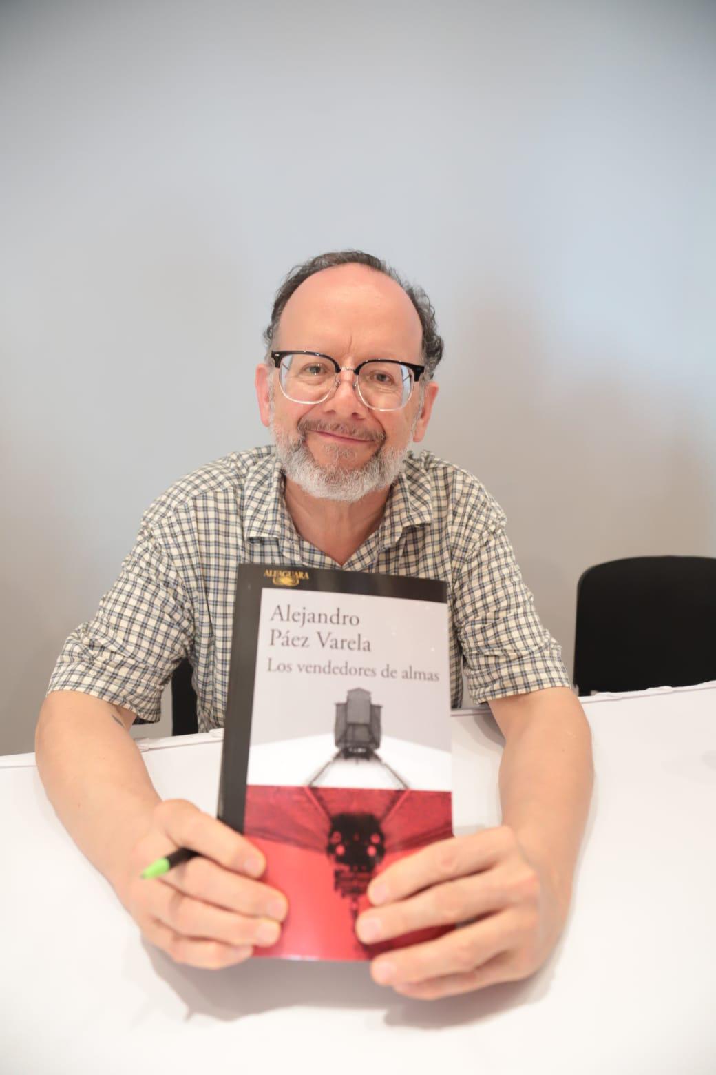 $!El escritor y periodista presenta su novela en Mazatlán.