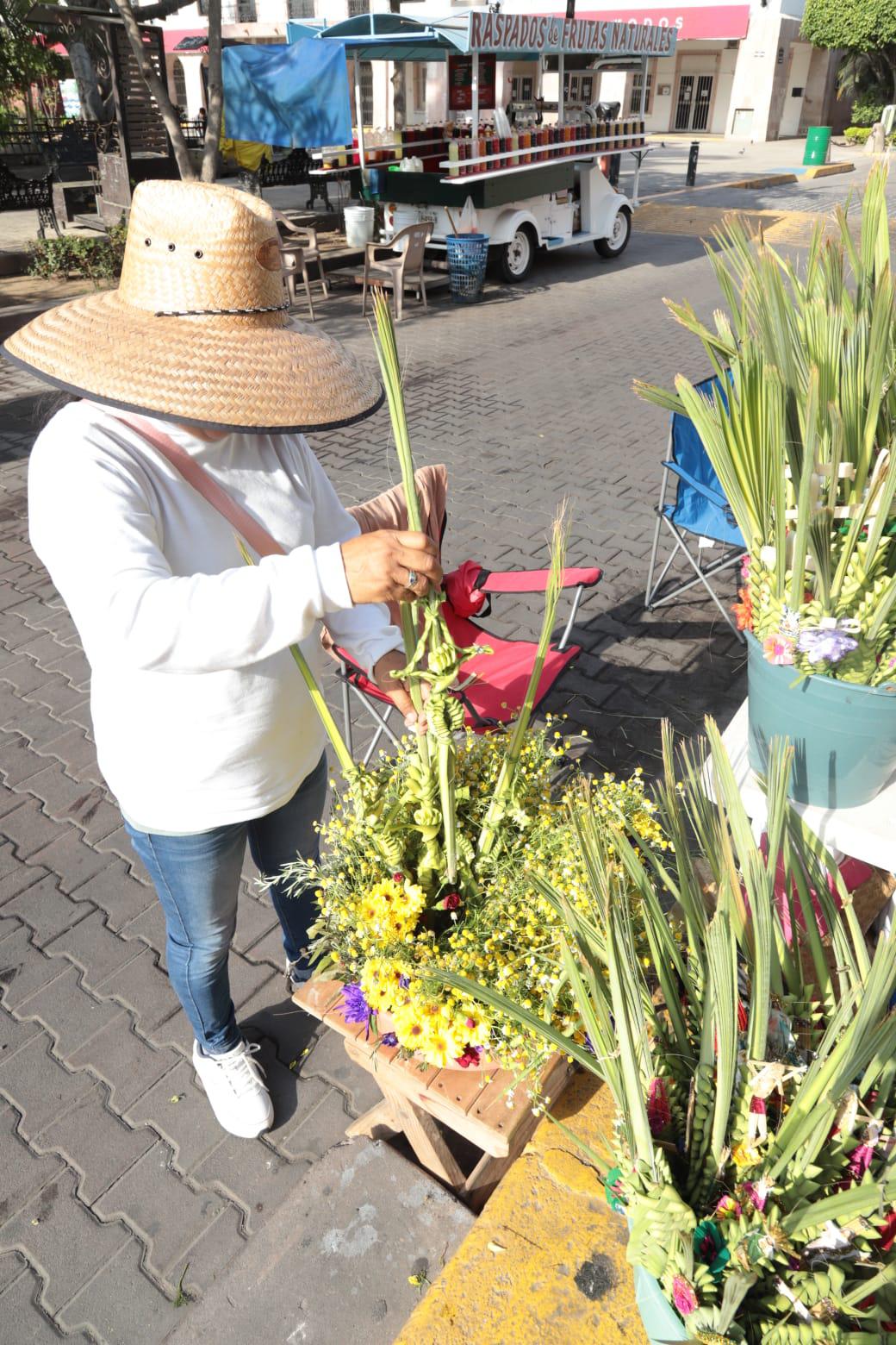 $!Tiene Basilia 46 años vendiendo palmas en Domingo de Ramos frente a la Catedral de Mazatlán