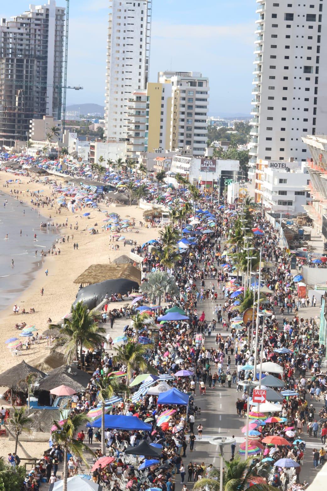 $!Más de 500 mil personas llenan el malecón en el primer desfile del Carnaval de Mazatlán 2026