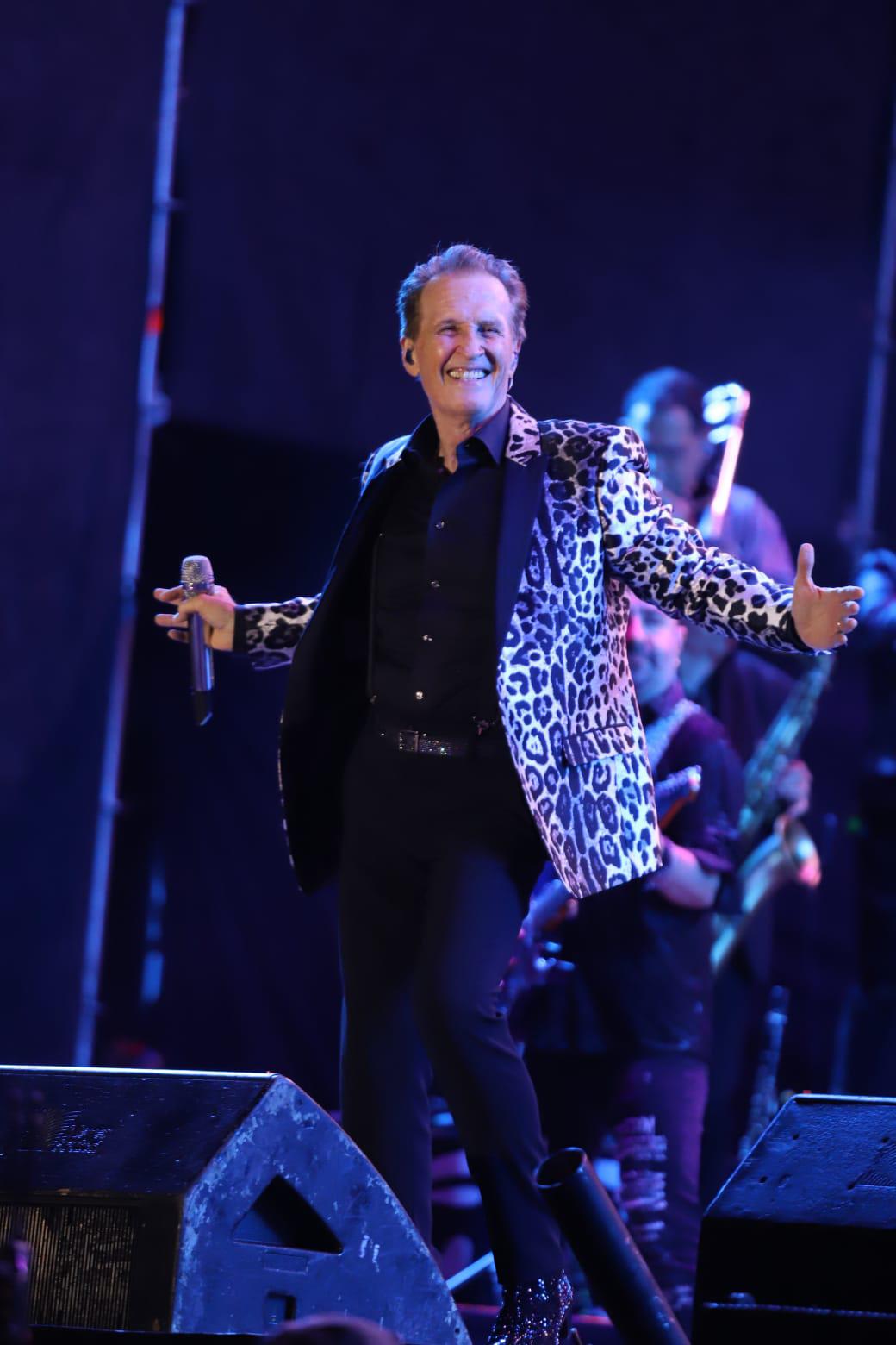 $!Conquista Emmanuel y Alexander Acha al público de la Coronación de Carolina III