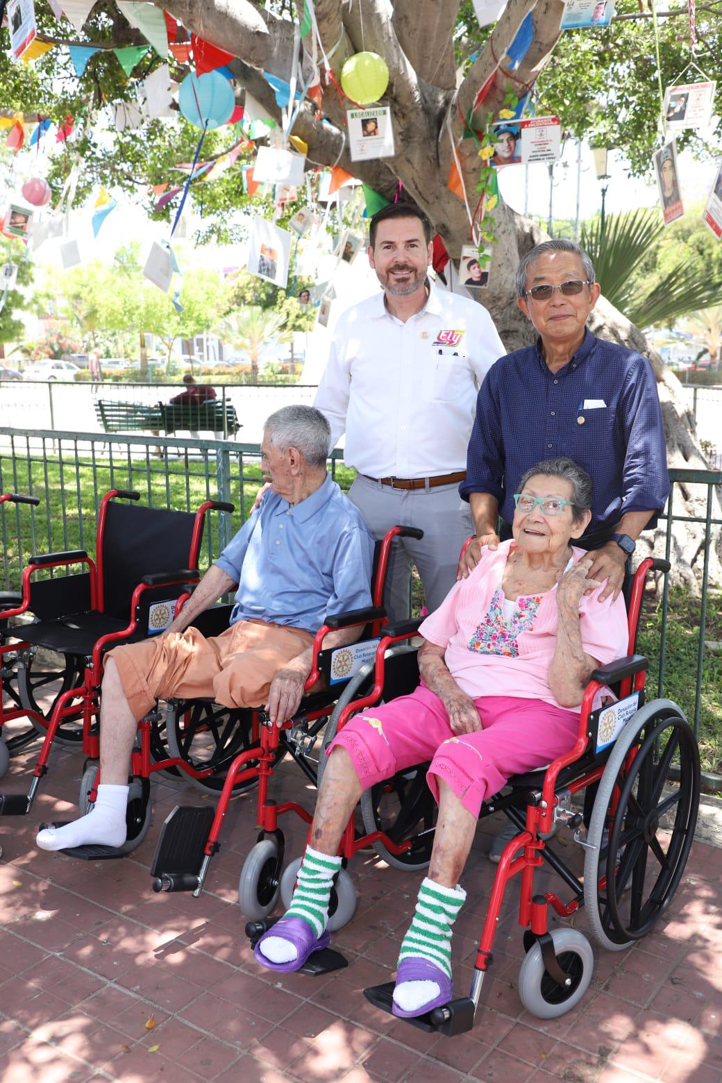 $!Sergio Rojas y Tsutomo Yoshii junto a Don Gilberto y Doña Vikcy, ambos integrantes del Asilo de Ancianos La Inmaculada.