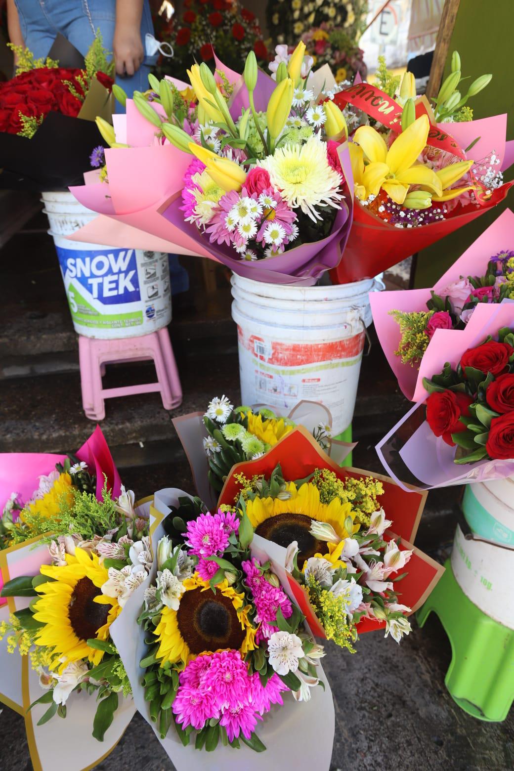 $!Floristas alistan ramos y arreglos para el día de San Valentín con buenas expectativas