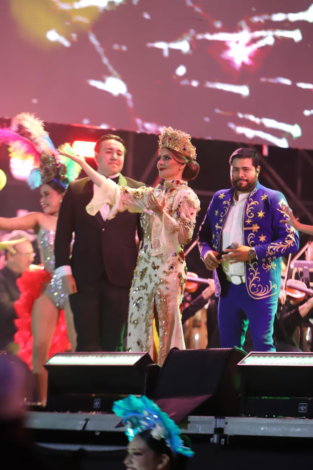 $!El Carnaval de Mazatlán corona a Mariana I como Reina de los Juegos Florales