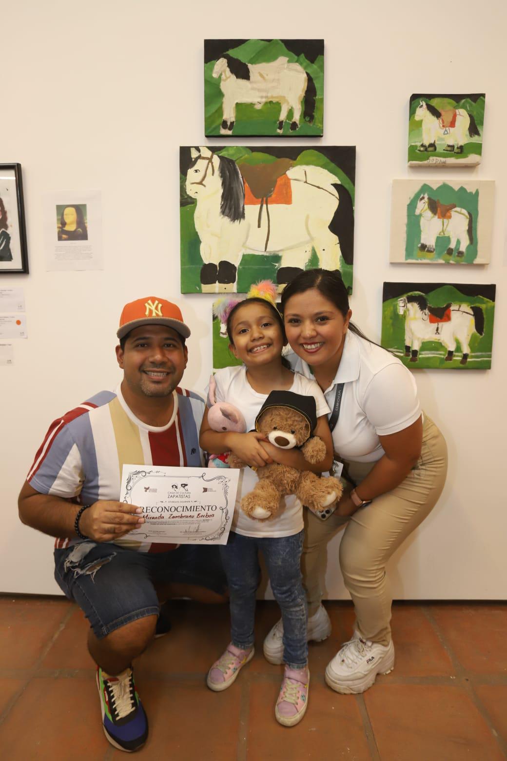 $!Miranda entre sus papás Carlos Zambrano y Lorena Borboa.