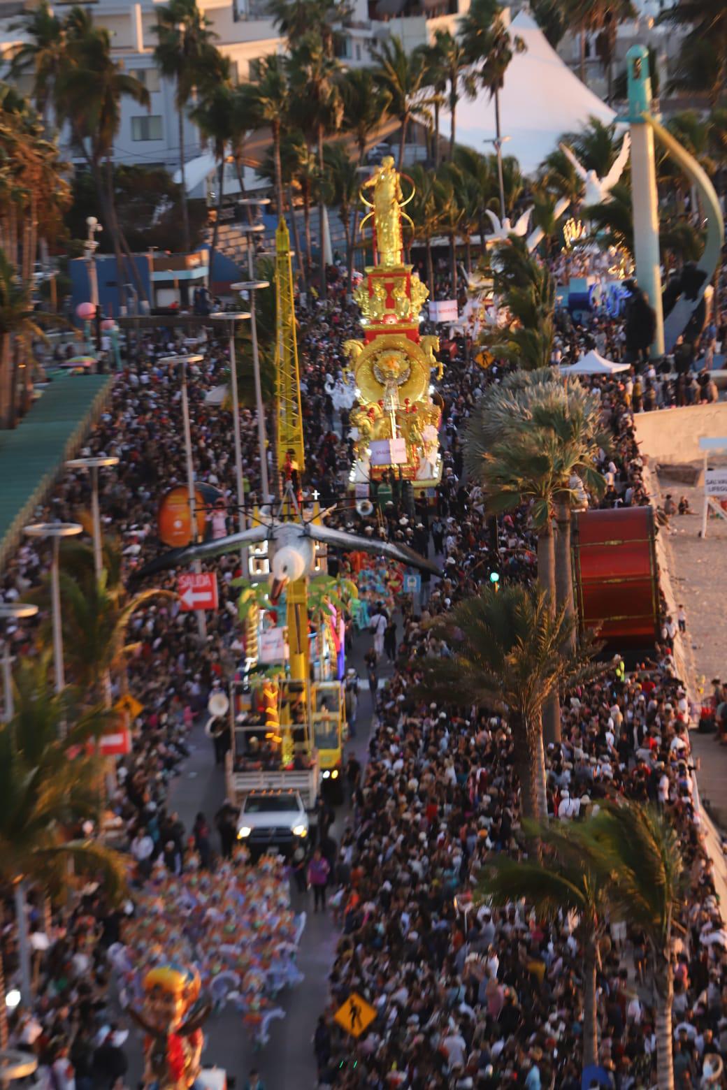 $!Más de 500 mil personas llenan el malecón en el primer desfile del Carnaval de Mazatlán 2026