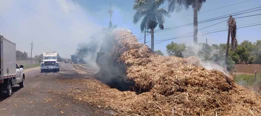 $!Se incendia tráiler que transportaba pacas por la carretera La 20 hacia Villa Juárez