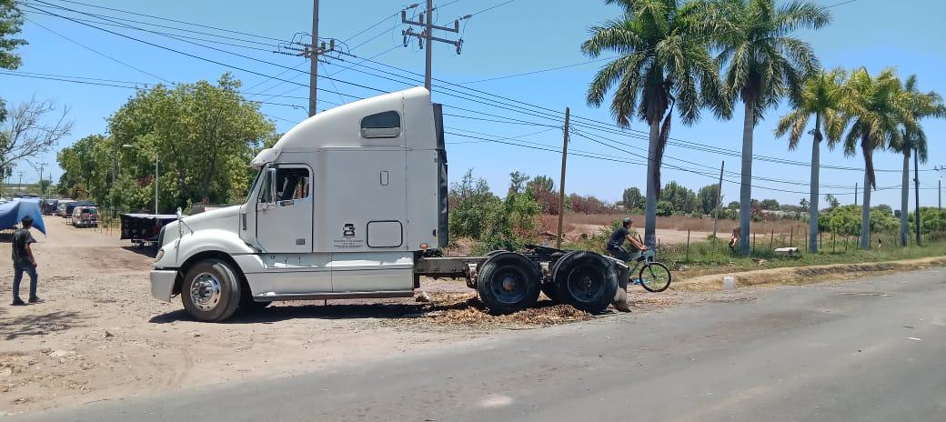 $!Se incendia tráiler que transportaba pacas por la carretera La 20 hacia Villa Juárez