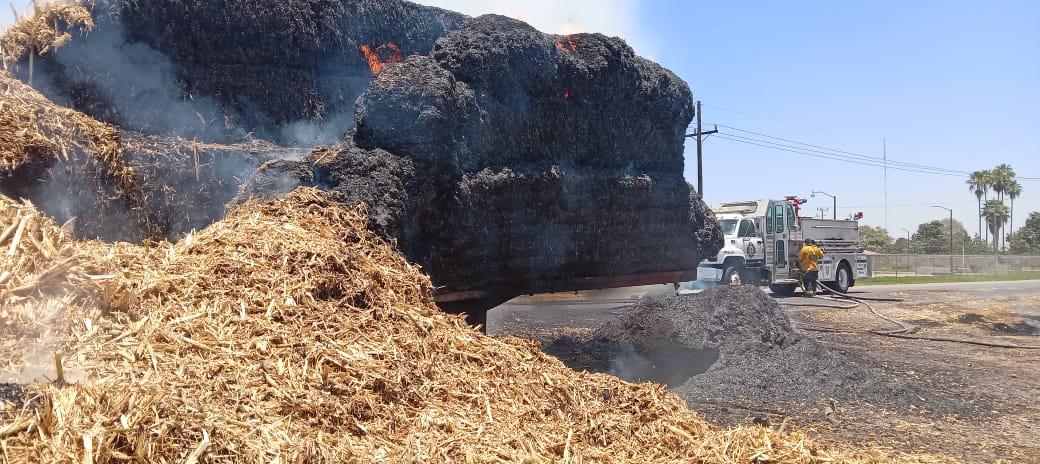 $!Se incendia tráiler que transportaba pacas por la carretera La 20 hacia Villa Juárez