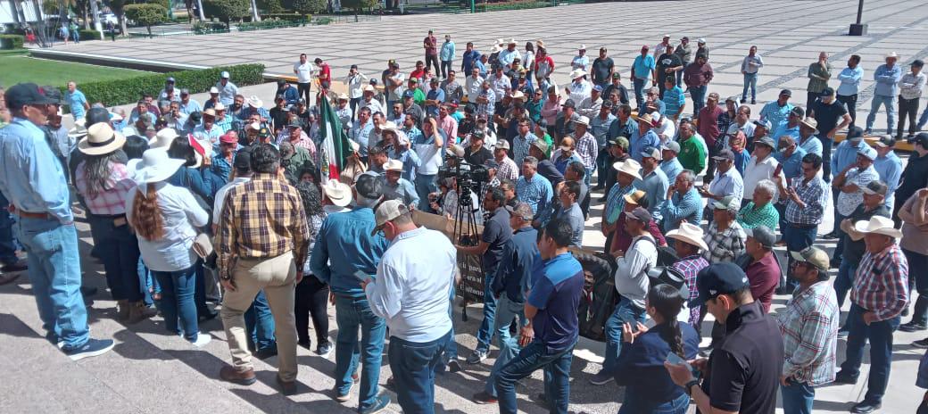 $!Mil personas se manifiestan contra el Gobierno de Sinaloa en el Palacio, en tres manifestaciones distintas