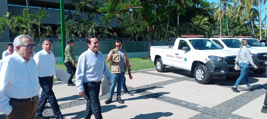 $!Rocha entrega 22 unidades móviles para fortalecer programa contra dengue en Sinaloa