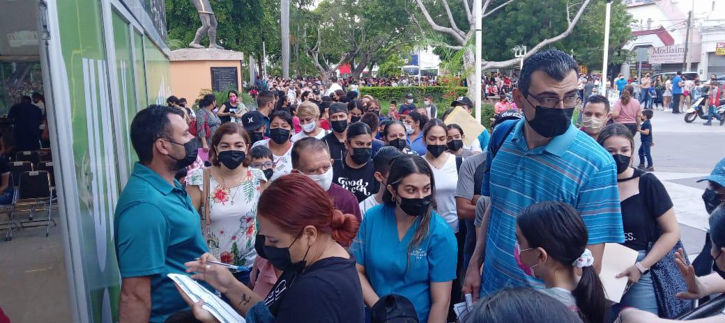 $!Cientos de niños hacen fila para recibir vacuna contra Covid en el Parque Revolución, en Culiacán