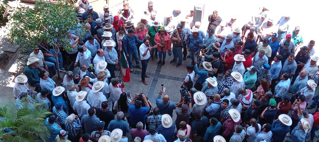 $!Maiceros toman Culiacán y paralizan el Aeropuerto