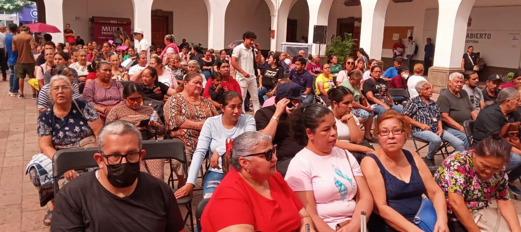 $!Entrega Ayuntamiento de Culiacán apoyos económicos a más de 200 comerciantes previo a la temporada decembrina