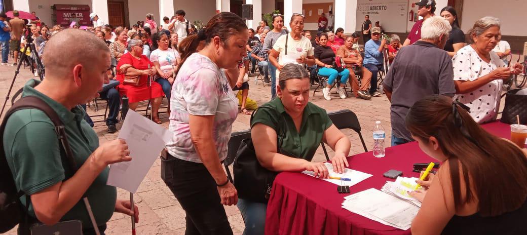 $!Entrega Ayuntamiento de Culiacán apoyos económicos a más de 200 comerciantes previo a la temporada decembrina