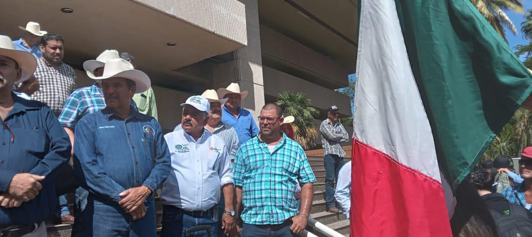 $!Ganaderos se movilizan en Palacio de Gobierno exigiendo atención de Rocha Moya al sector