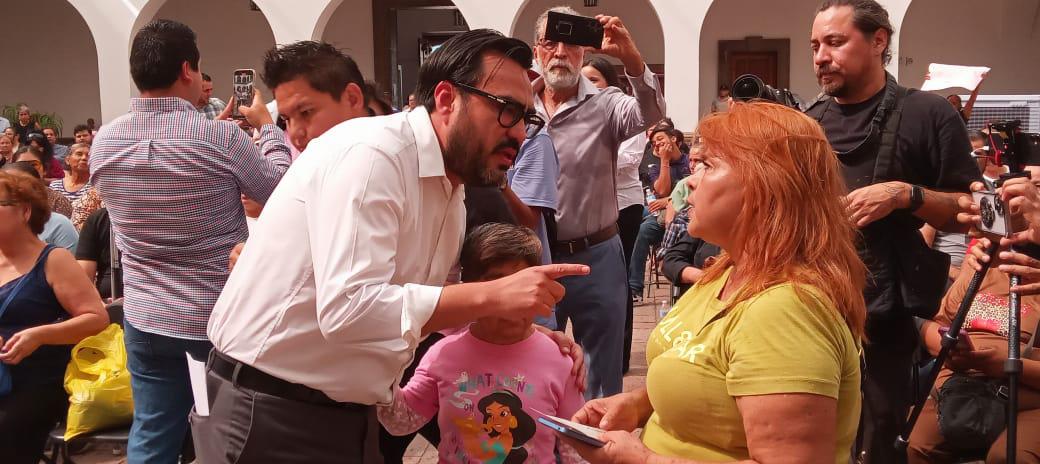 $!Entrega Ayuntamiento de Culiacán apoyos económicos a más de 200 comerciantes previo a la temporada decembrina