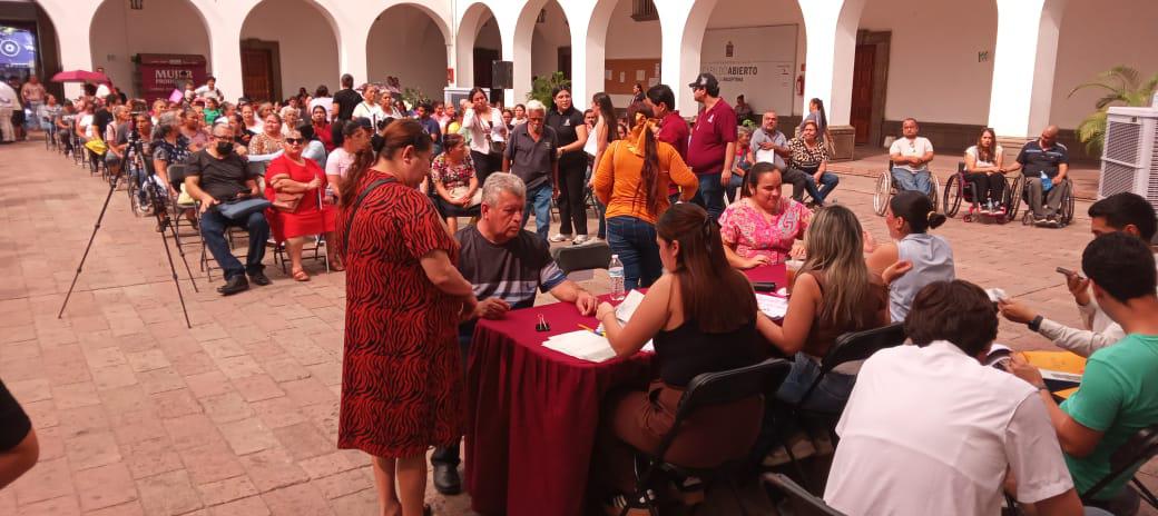 $!Entrega Ayuntamiento de Culiacán apoyos económicos a más de 200 comerciantes previo a la temporada decembrina