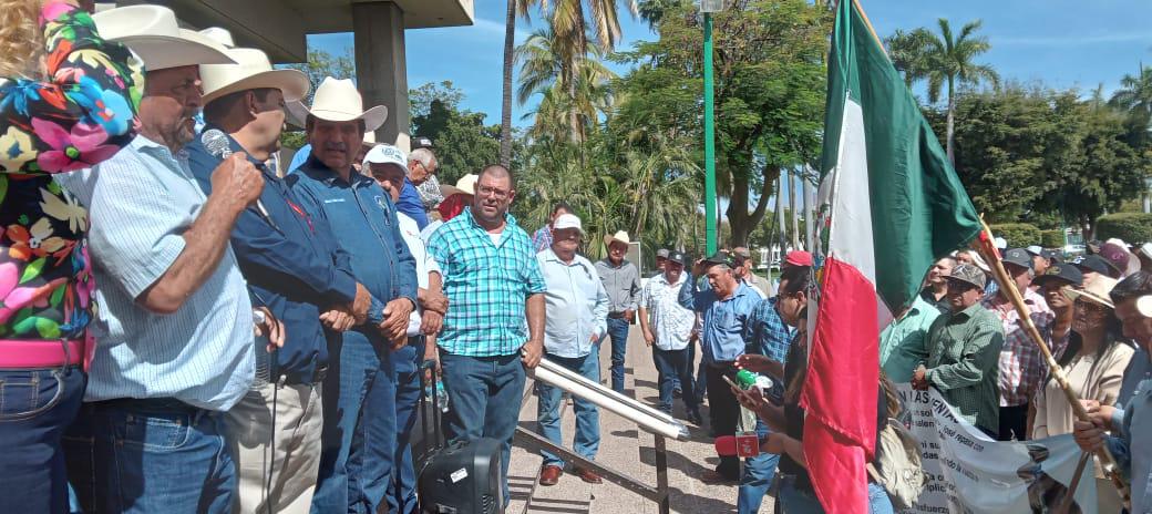 $!Ganaderos se movilizan en Palacio de Gobierno exigiendo atención de Rocha Moya al sector