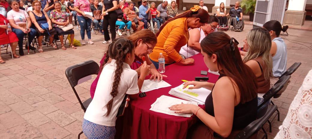 $!Entrega Ayuntamiento de Culiacán apoyos económicos a más de 200 comerciantes previo a la temporada decembrina